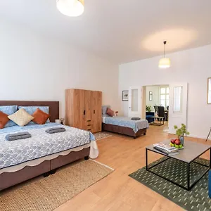 Retreat Downtown Апарт-отель